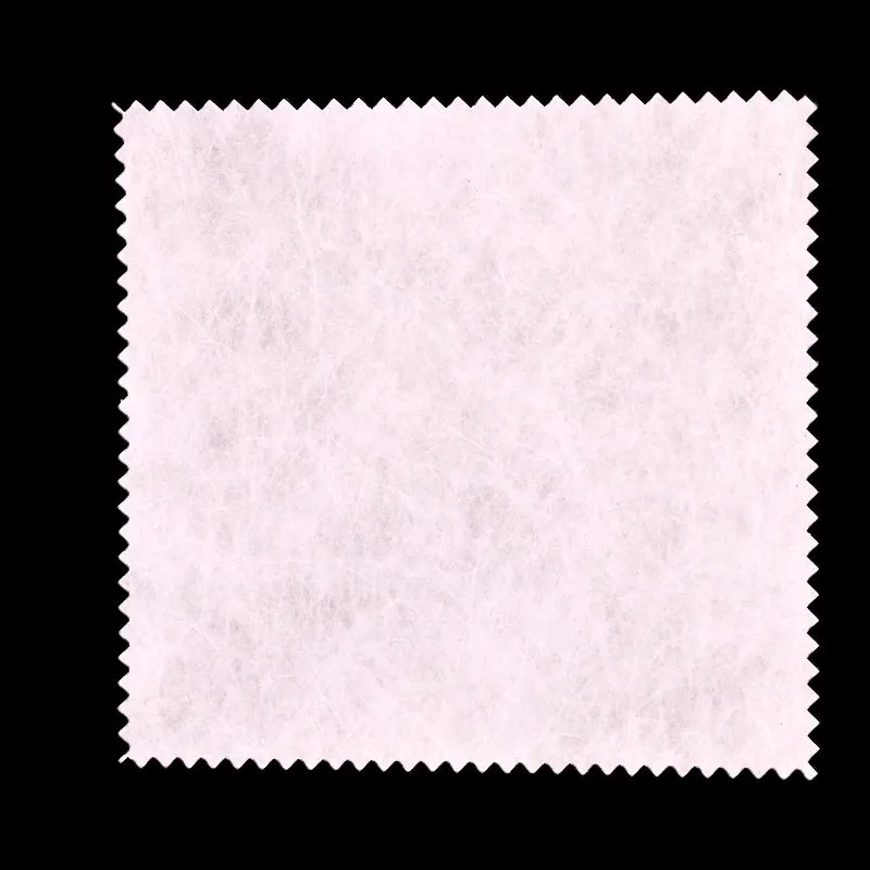 Tkanina fúkaná z taveniny s vodným elektretom